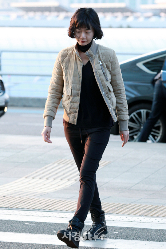 배우 배두나가 컬렉션 쇼에 참석차 인천공항을 통해 뉴욕으로 출국하고 있다.