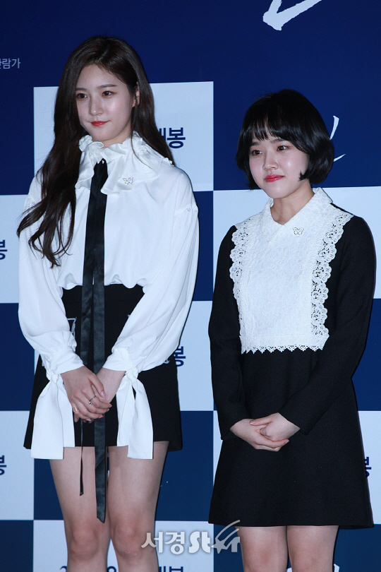 배우 김새론과 김향기가 13일 열린 영화 ‘눈길’ 언론 시사회에 참석해 포토타임을 갖고 있다.
