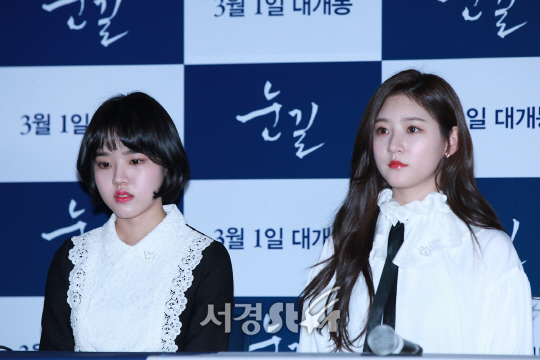 배우 김향기와 김새론이 13일 열린 영화 ‘눈길’ 언론 시사회에 참석해 질의응답 시간을 갖고 있다.