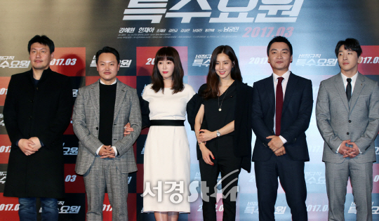 13일 열린 영화 ‘비정규직 특수요원’ 제작보고회에서 배우들이포토타임을 갖고 있다.
