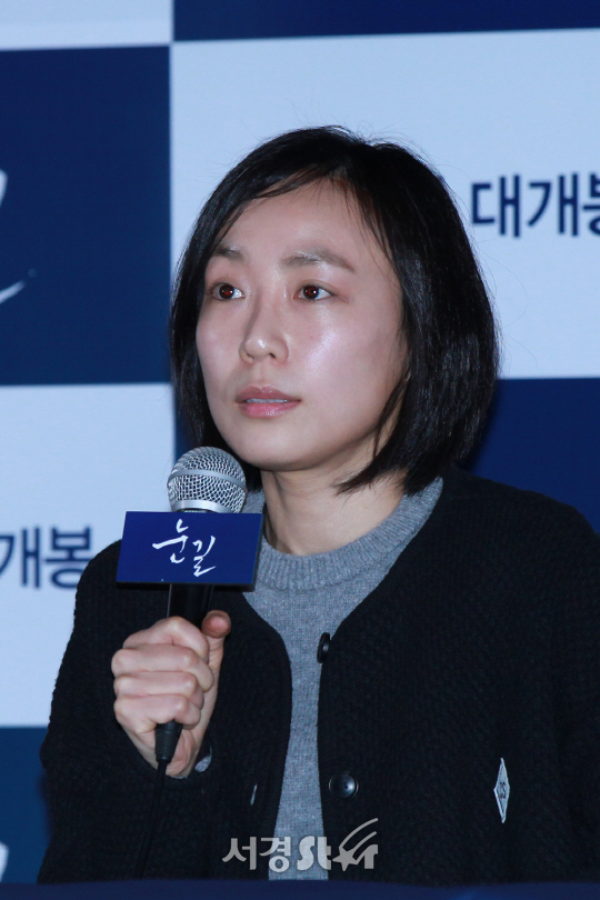 작가 유보라가 13일 열린 영화 ‘눈길’ 언론 시사회에 참석해 질의응답 시간을 갖고 있다.