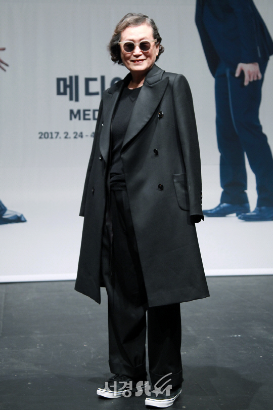 의상 디자이너 진태옥이 13일 오후 서울 용산구에 위치한 백성희장민호 극장에서 열린 연극 ‘메디아’ 기자간담회에 참석해 포토타임을 갖고 있다.
