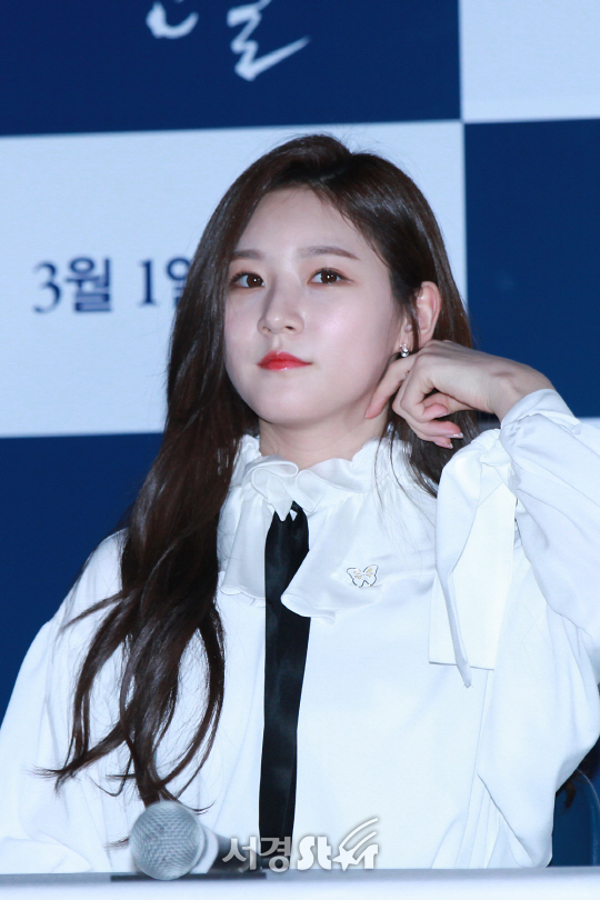 배우 김새론이 13일 열린 영화 ‘눈길’ 언론 시사회에 참석해 질의응답 시간을 갖고 있다.