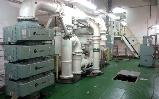 선박에 장착된 세계 1위 업체 테크로스의 선박평형수 처리장치.
