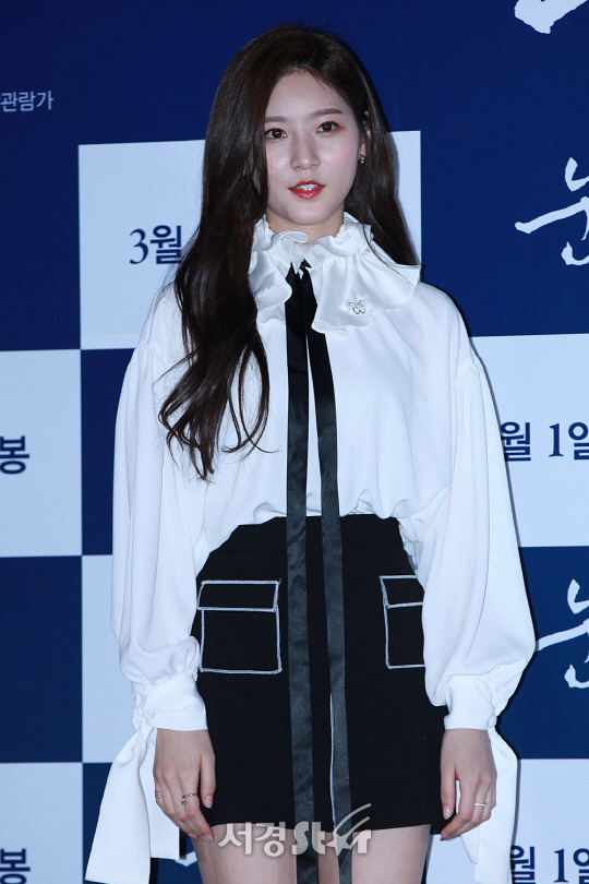 배우 김새론이 13일 열린 영화 ‘눈길’ 언론 시사회에 참석해 포토타임을 갖고 있다.