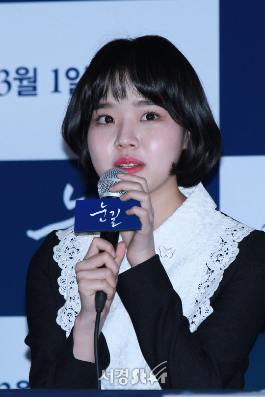 배우 김향기가 13일 열린 영화 ‘눈길’ 언론 시사회에 참석해 질의응답 시간을 갖고 있다.