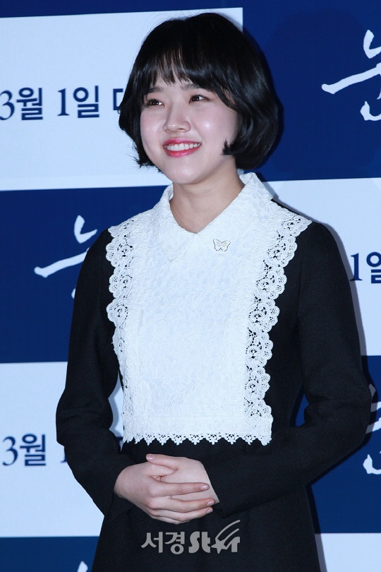 배우 김향기가 13일 열린 영화 ‘눈길’ 언론 시사회에 참석해 포토타임을 갖고 있다.