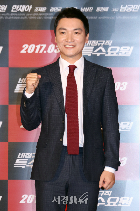 조재윤이 13일 열린 영화 ‘비정규직 특수요원’ 제작보고회에서 포토타임을 갖고 있다.