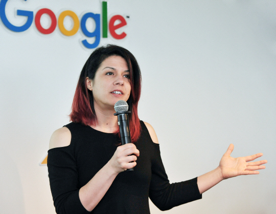 파리사 타브리즈(Parisa Tabriz) 구글 엔지니어링 디렉터가 13일 서울 강남구 구글코리아에서 열린 ‘구글 특별 포럼: 인터넷과 보안’에 연사로 나서 강연을 하고 있다. /사진제공=구글코리아