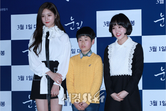 배우 김새론, 장대웅, 김향기가 13일 열린 영화 ‘눈길’ 언론 시사회에 참석해 포토타임을 갖고 있다.