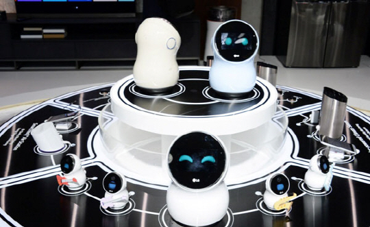 아마존 알렉사가 탑재된 LG전자의 가정용 허브 로봇(Hub robot).