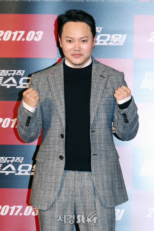 김민교가 13일 열린 영화 ‘비정규직 특수요원’ 제작보고회에서 포토타임을 갖고 있다.