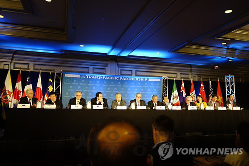 환태평양경제동반자협정(TPP)에 참여한 12개국 대표단이 협상 타결을 발표하는 모습 /연합뉴스DB