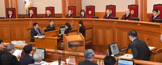 14일 오전 서울 종로구 헌법재판소에서 열린 대통령 탄핵심판 13차 변론기일에서 이정미 헌법재판소장 권한대행이 청구인, 피청구인 측 대리인단 출석을 확인하고 있다. /이호재기자.s020792@sedaily.com