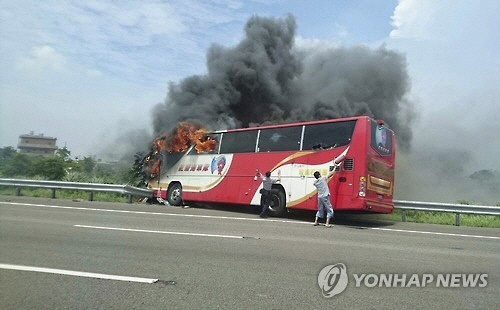 대만서 '벚꽃구경 관광버스' 뒤집혀 32명 사망