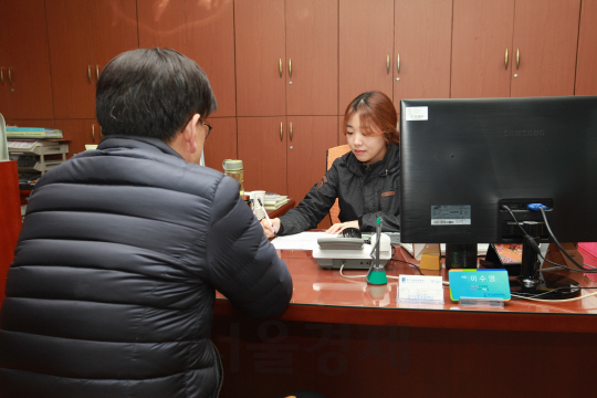 경기도의 한 소상공인이 경기신보를 방문해 상담을 받고 있다. /사진제공=경기신보