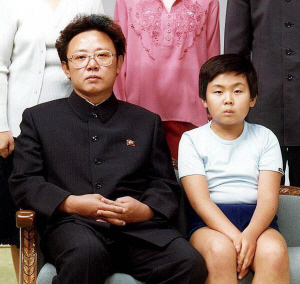 김정남이 아버지인 김정일 전 국방위원장과 함께 1981년 8월 평양에서 찍은 가족사진. /연합뉴스