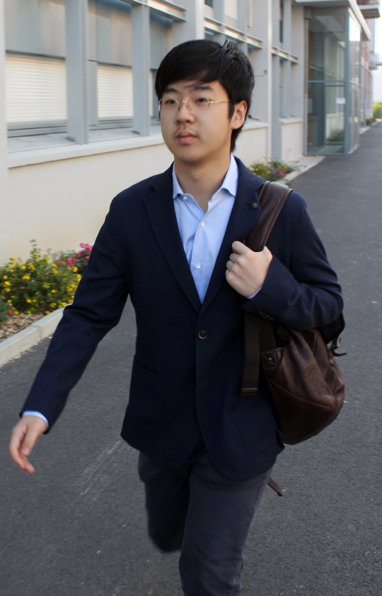 김정남 아들 김한솔이 지난 2013년 8월 프랑스 파리에서 대학에 등교하는 모습 /연합뉴스