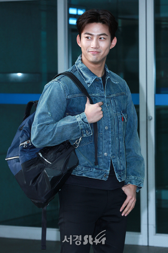 2PM 옥택연이 15일 오후 해외촬영 차 인천공항을 통해 쿠바로 출국했다.
