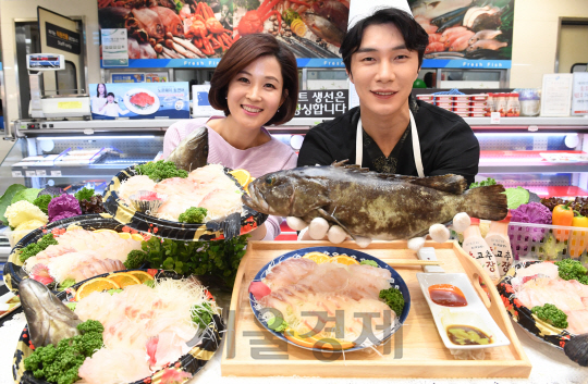 15일 서울 봉래동 롯데마트 서울역점에서 모델들이 '제주도 다금바리'로 알려져 있는 '국산 자바리회'를 선보이고 있다. 롯데마트는 오는 16일부터 22일까지 일주일 동안 제주 청정 해역에서 양식한 '국산 자바리회'(300g 내외)를 한팩 59,800원에 판매한다./권욱기자ukkwon@sedaily.com