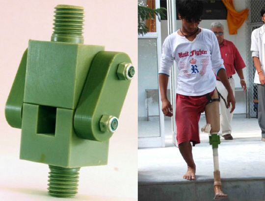 [좌] 리모션 디자인이 개발한 ‘자이푸르니’ 모습. [우] 인공 무릎 관절   ‘자이푸르니’가 부착된 의족을 착용한 인도 청년이 조심스레 걸음을 옮기고 있다.