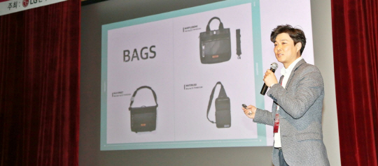 LG 소셜펀드 페스티벌에 참석한 최이현 모아댄 대표가 자동차 폐기물로 만든 액세서리를 소개하고 있다.