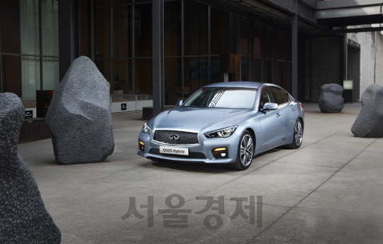 ‘Q50S’ 하이브리드는 전기모터와 3.5ℓ V6 가솔린 엔진을 결합해 364마력이라는 스포츠카 수준의 강력한 주행성능을 발휘한다./사진제공=인피니티코리아