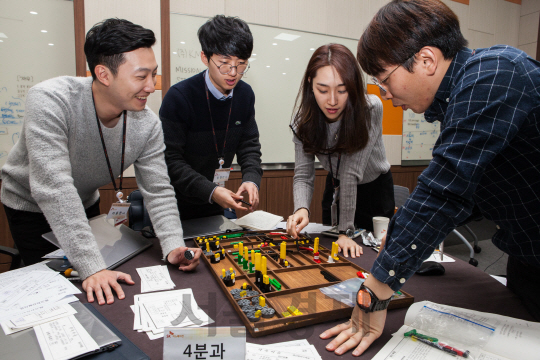 SK이노베이션 신입사원들이  대전 이노베이션 센터에서 신입사원 교육프로그램인 SKMG에 참여하고 있다. /사진제공=SK이노베이션