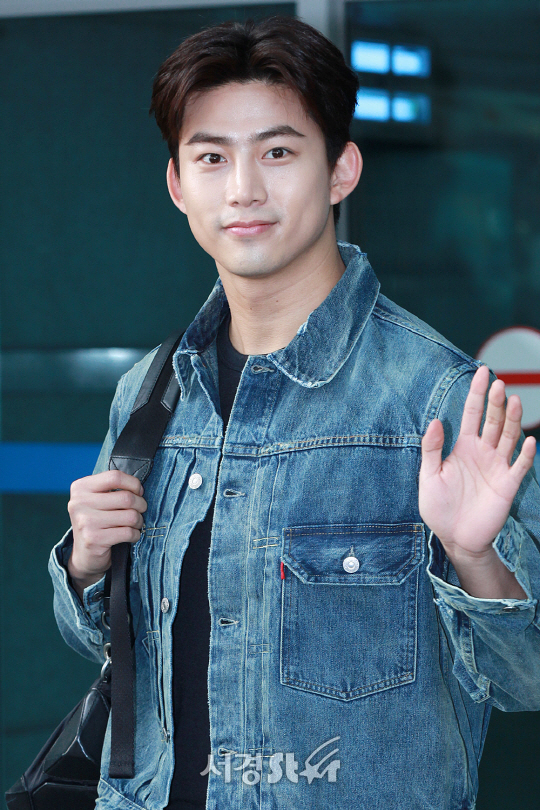 2PM 옥택연이 15일 오후 해외촬영 차 인천공항을 통해 쿠바로 출국했다.