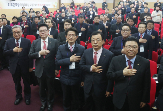 자유한국당 '가출한 바른정당, 외양간에 있지말고 돌아오라'