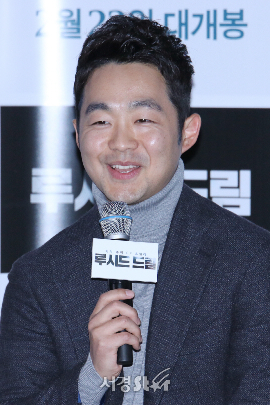 김준성 감독이 15일 열린 영화 ‘루시드 드림’ 언론시사회에서 인사말을 하고 있다.