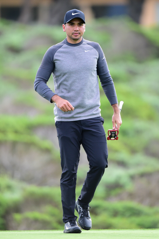 PEBBLE BEACH, CA - FEBRUARY 09: Jason Day of Australia reacts to a missed putt on the 14th green during Round One of the AT&T Pebble Beach Pro-Am at Monterey Peninsula Country Club on February 9, 2017 in Pebble Beach, California.   Harry How/Getty Images/AFP  == FOR NEWSPAPERS, INTERNET, TELCOS & TELEVISION USE ONLY ==      <저작권자(c) 연합뉴스, 무단 전재-재배포 금지>