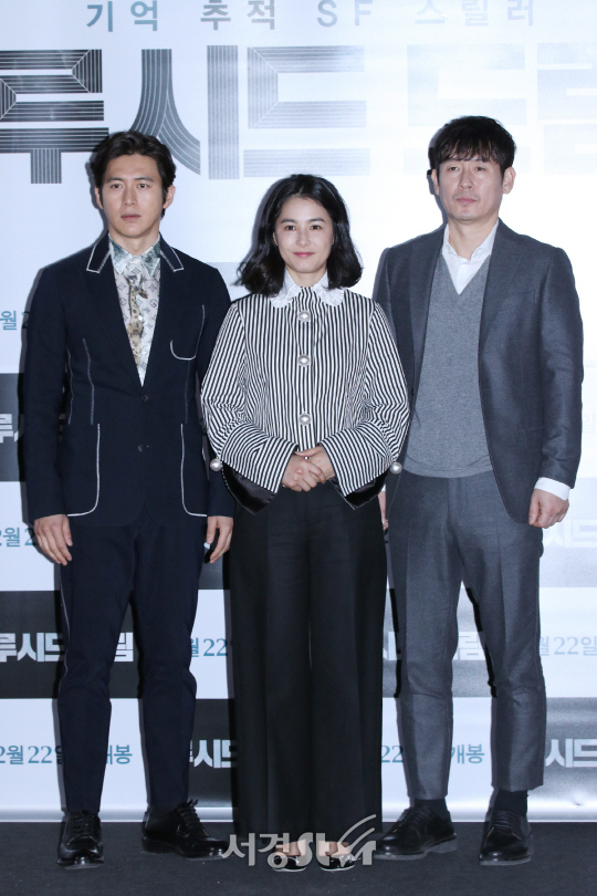 고수, 강혜정, 설경구가 15일 열린 영화 ‘루시드 드림’ 언론시사회에서 포토타임을 갖고 있다.