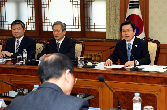 황교안(오른쪽) 대통령 권한대행이 15일 정부 서울청사에서 열린 국가안전보장회의(NSC) 상임위원회의를 주재하고 있다./사진제공=총리실