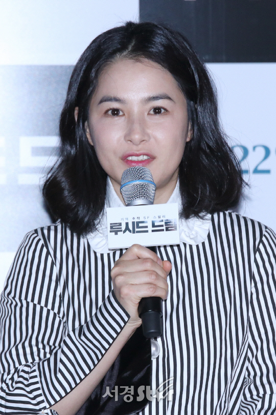 강혜정이 15일 열린 영화 ‘루시드 드림’ 언론시사회에서 인사말을 하고 있다.