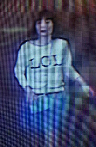 15일(현지시간) 쿠알라룸푸르 공항 폐쇄회로(CCTV)에 김정은 북한 노동당 위원장의 이복형인 김정남을 살해한 것으로 추정되는 단발머리에 흰색 티셔츠 차림의 여자 모습이 찍혀 있다.    /말레이메일 온라인 캡처