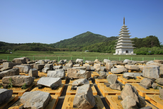 [대한민국 테마여행 10선]1,400년을 지켜온 백제의 魂...'웅대한 위용' 最古 미륵사지 석탑