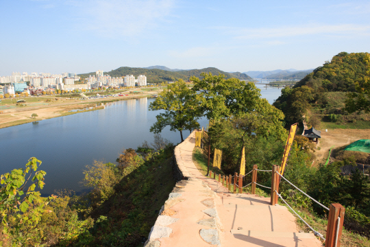 금강변 공산성은 수도 웅진(공주)을 방어하기 위해 건설됐다.