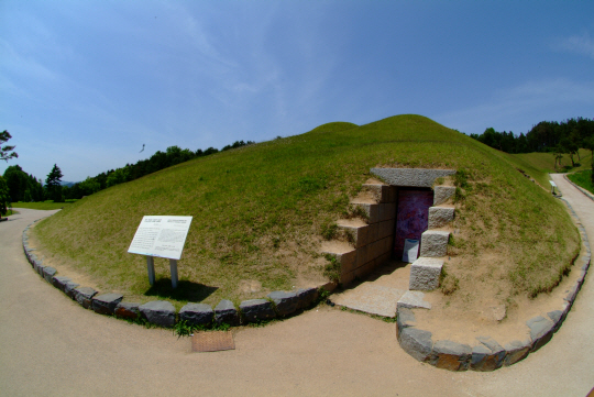 공주 송산리고분군 모습. 무령왕릉이 발견되면서 백제사가 재조명됐다.