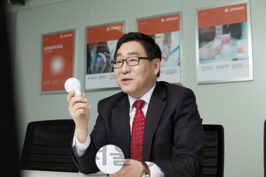 김대진 레드밴스 대표가 자사의 LED제품을 들고 올해 경영전략에 대해 설명하고 있다. /사진제공=레드밴스