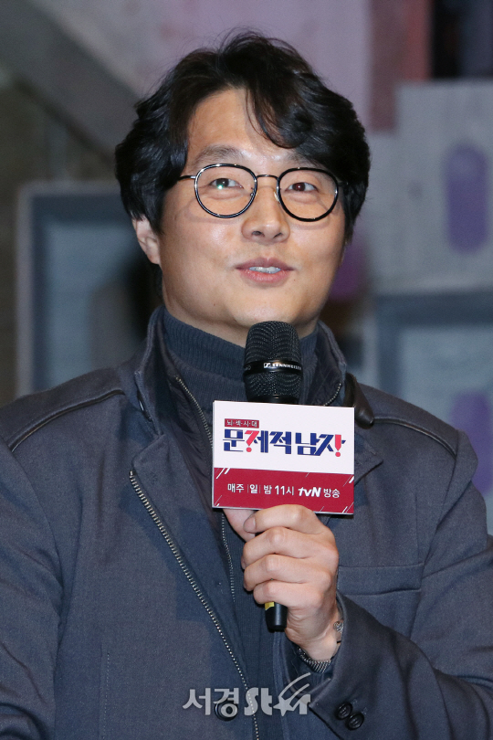 이근찬 PD가 16일 열린 tvN ‘뇌섹시대-문제적남자’ 2주년 및 100회 기념 기자간담회에서 인사말을 하고 있다.