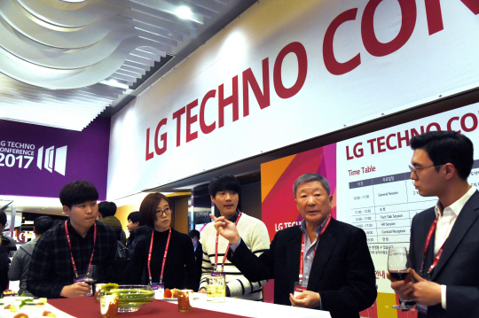 구본무(오른쪽 두번째) LG 회장이 15일 서울 코엑스 인터컨티넨탈호텔에서 열린 ‘LG 테크노 콘퍼런스’에서 석·박사 연구개발(R&D) 인재들과 대화를 나누고 있다./사진제공=LG그룹