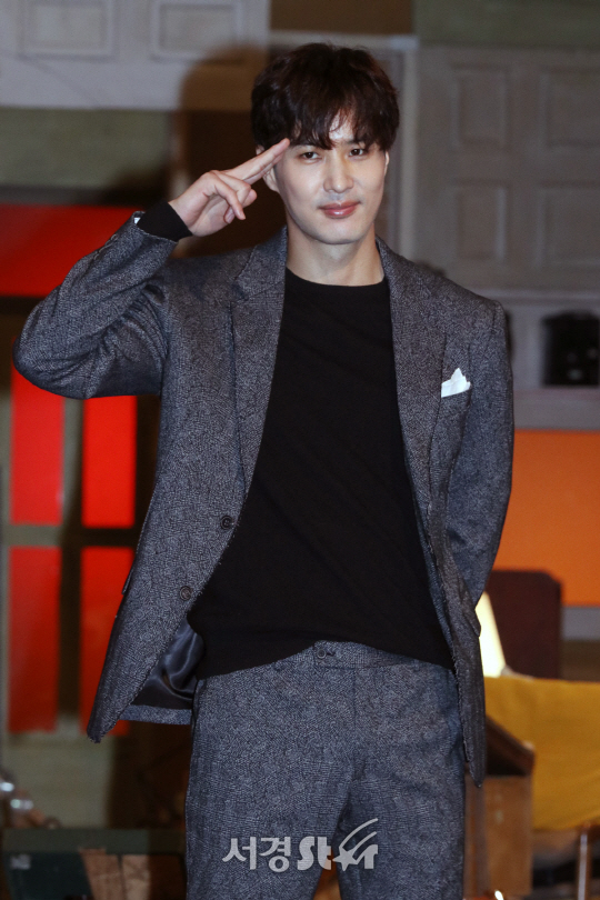 김지석이 16일 열린 tvN ‘뇌섹시대-문제적남자’ 2주년 및 100회 기념 기자간담회에서 포즈를 취하고 있다.