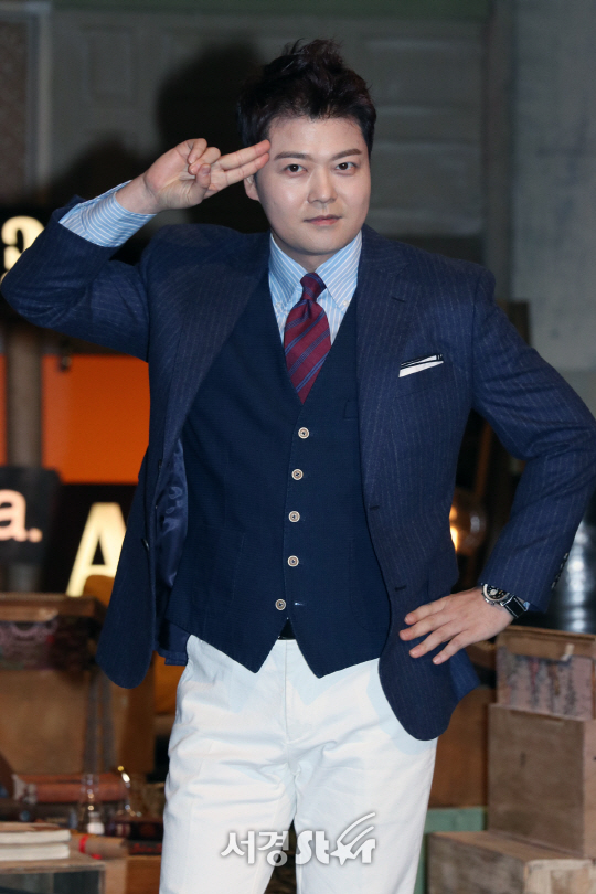 전현무가 16일 열린 tvN ‘뇌섹시대-문제적남자’ 2주년 및 100회 기념 기자간담회에서 포즈를 취하고 있다.