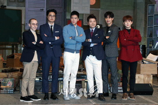 16일 열린 tvN ‘뇌섹시대-문제적남자’ 2주년 및 100회 기념 기자간담회에서 출연자들이 포즈를 취하고 있다.