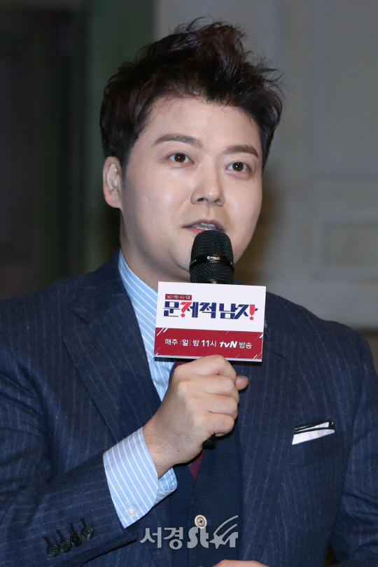전현무가 16일 열린 tvN ‘뇌섹시대-문제적남자’ 2주년 및 100회 기념 기자간담회에서 인사말을 하고 있다.