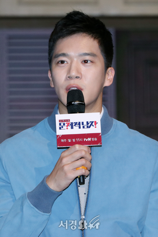 하석진이 16일 열린 tvN ‘뇌섹시대-문제적남자’ 2주년 및 100회 기념 기자간담회에서 인사말을 하고 있다.
