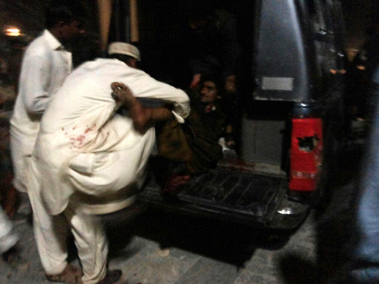 16일(현지시간) 자살 폭탄 테러가 발생한 파키스탄 신드 주 세완 마을에서 시민들이 부상자들을 차에 옮기고 있다. 이슬람 극단주의 무장단체 ‘이슬람국가(IS)’는 이번 테러의 배후를 자처했다. /세완=신화연합뉴스