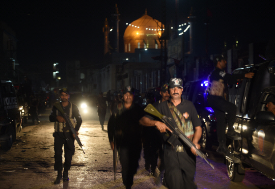 17일(현지시간) 새벽 무장한 파키스탄 치안인력들이 자폭테러가 발생한 랄 샤바즈 칼란다르 사원 인근을 순찰하고 있다. /발루치스탄=AFP연합뉴스
