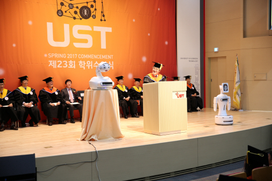 문길주(사진 오른쪽) UST 총장이 인공지능 로봇 ‘메로’와 학위수여식 식사를 하고 있다. 사진제공=UST